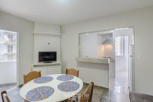 Кухня или мини-кухня в Apto Aconchegante Apenas 300m da Praia - EEC0403
