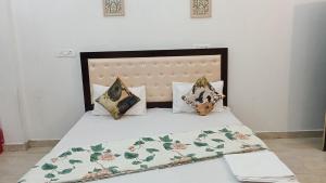 Postel nebo postele na pokoji v ubytování ATULYAM STAYs VRINDAVAN