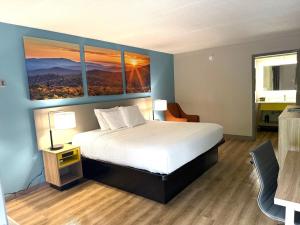 Katil atau katil-katil dalam bilik di Days Inn by Wyndham Harriman