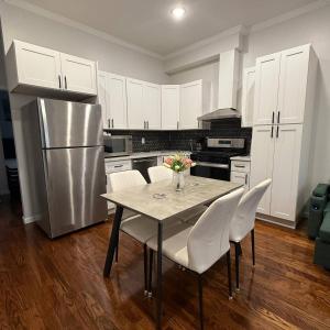 Dapur atau dapur kecil di Duplex Near to Manhattan