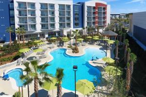 Bazén v ubytování SpringHill Suites Orange Beach at The Wharf nebo v jeho okolí