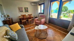 een woonkamer met een bank en een tafel bij ANN001 Bright Two Bedroom Townhouse in Ayamonte