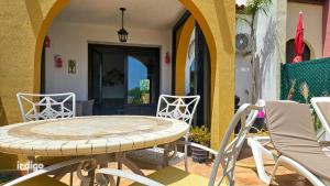 een tafel en stoelen op een terras bij ANN001 Bright Two Bedroom Townhouse in Ayamonte