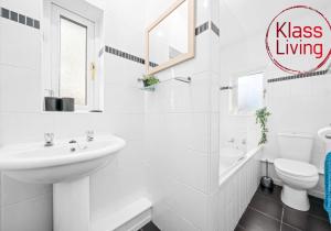 Ένα μπάνιο στο Nicol Apartment by Klass Living Airdrie