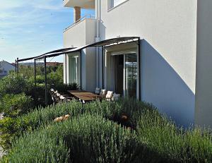 Zahrada ubytování House Natali 70m from the beach - free EV top up