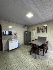 Η κουζίνα ή μικρή κουζίνα στο Quarto em Florianópolis