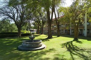 普埃布拉普埃布拉梅松德尔安赫尔万豪酒店的建筑物前草上的喷泉