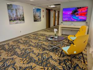 TV a/nebo společenská místnost v ubytování Ficus Hotel