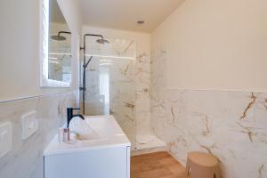 une salle de bain blanche avec un lavabo et un miroir dans l'établissement Dina palace AP4462 By Riviera Holiday Homes, à Villefranche-sur-Mer 18 autres photos