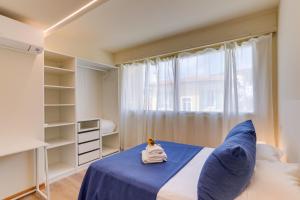 - une petite chambre avec un lit bleu et une fenêtre dans l'établissement Dina palace AP4462 By Riviera Holiday Homes, à Villefranche-sur-Mer