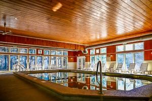 Πισίνα στο ή κοντά στο Spacious Condo-Attitash Ski-Storyland-Saco & More!!