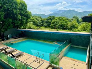 Bazén v ubytování Hotel El Bosque Valledupar nebo v jeho okolí