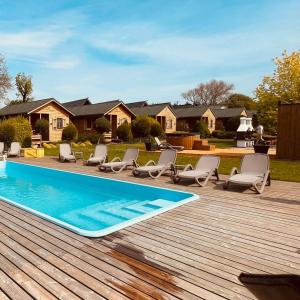 Bazén v ubytování Boho Baltic Resort nebo v jeho okolí
