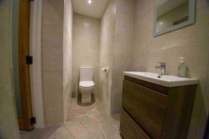 Ένα μπάνιο στο Peaceful Garden Studio near Gorey Sleeps 4 Parking