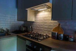 Η κουζίνα ή μικρή κουζίνα στο Peaceful Garden Studio near Gorey Sleeps 4 Parking