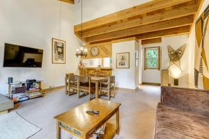 Posezení v ubytování Less Than 1 Mi to North Star Resort Condo with Balcony