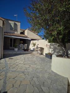 un patio de piedra frente a una casa en Villa Cevalia, en Balaruc-les-Bains 31 fotos más