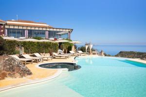 Hồ bơi trong/gần Bajaloglia Resort