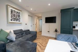 TV a/nebo společenská místnost v ubytování Chic 37 West Luxury apt - Portrush