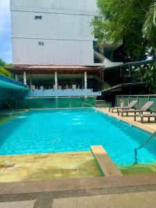 Bazén v ubytování Hotel El Bosque Valledupar nebo v jeho okolí