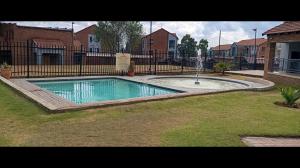 Foto dalla galleria di Cozy 2bedroom in Bel Aire Complex Midrand a Midrand