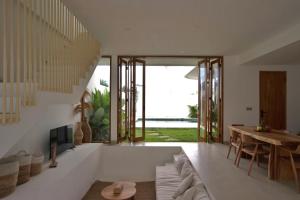 una sala de estar con un sofá y una mesa en Stylish New Villa close to the beach, en Uluwatu