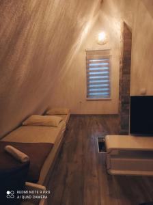 Ένα ή περισσότερα κρεβάτια σε δωμάτιο στο Konjic Vikendica Bajka