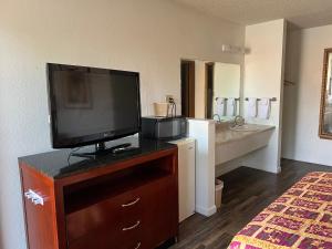 TV a/nebo společenská místnost v ubytování Oasis Inn and Suites