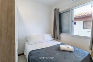 Giường trong phòng chung tại Aptos completos a poucos minutos da Praia de Jurerê - CIE