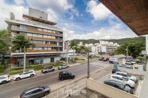 Cảnh núi rừng hoặc tầm nhìn ra núi từ căn hộ