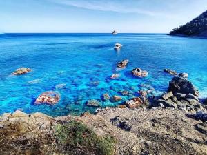ein großer Wasserkörper mit Steinen darin in der Unterkunft Appartement contemporain à La Seyne-sur-Mer, 30 m², terrasse in La Seyne-sur-Mer + 6 Fotos