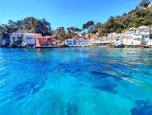 ein Boot im Wasser vor den Häusern in der Unterkunft Appartement contemporain à La Seyne-sur-Mer, 30 m², terrasse in La Seyne-sur-Mer