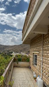 a balcony of a brick building with a view at فيلا مطله in Muqammar