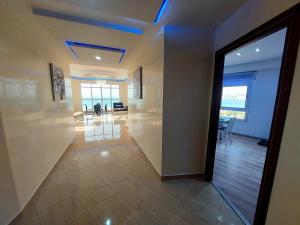 TV a/nebo společenská místnost v ubytování Bel appartement front mer Tanger