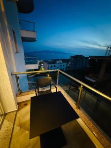 Rõdu või terrass majutusasutuses Hotel LBC