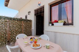 einen Tisch und Stühle auf dem Balkon eines Hauses in der Unterkunft Dimora Lucy by Vivimy in Taviano