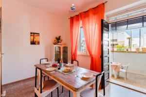 ein Esszimmer mit einem Holztisch und Stühlen in der Unterkunft Dimora Lucy by Vivimy in Taviano
