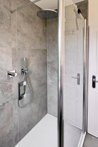 a bathroom with a shower with a glass door at Celler Appartement in Celle