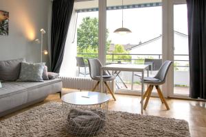 a living room with a couch and a table at Celler Appartement in Celle