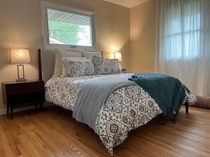 Katil atau katil-katil dalam bilik di Fully Renovated Scandinavian Inspired Home