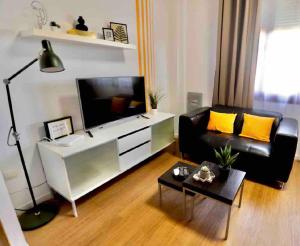 Una televisión o centro de entretenimiento en Precioso estudio con parking