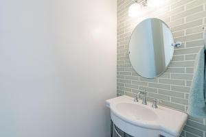 Ένα μπάνιο στο Luxury 1Br Retreat W High-End Interior - Steps From Beach By Beachview Rentals +25 φωτογραφίες