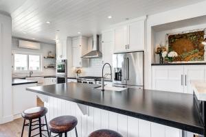 Imagen de la galería de 3Br Luxury Condo W Rooftop Deck & Fire Pit - Steps To Beach By Beachview Rental, en Newport Beach