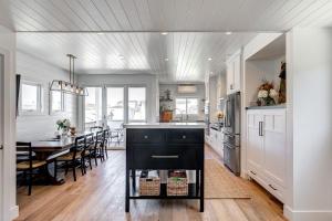 Imagen de la galería de 3Br Luxury Condo W Rooftop Deck & Fire Pit - Steps To Beach By Beachview Rental, en Newport Beach