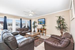 Afbeelding uit fotogalerij van Pet-Friendly 3Br W Ac & Rooftop Deck 2 Houses From Beach By Beachview Rentals in Newport Beach