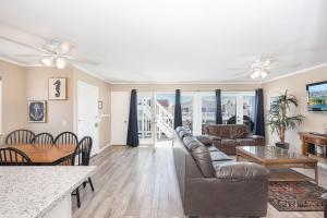 Afbeelding uit fotogalerij van Pet-Friendly 3Br W Ac & Rooftop Deck 2 Houses From Beach By Beachview Rentals in Newport Beach