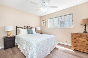 una camera da letto con un letto e un ventilatore a soffitto di Pet-Friendly 3Br W Ac & Rooftop Deck 2 Houses From Beach By Beachview Rentals a Newport Beach