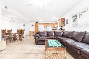Posezení v ubytování Family-Friendly 2Br Beach Home In Prime Walkable Location By Beachview Rentals