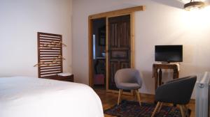 A television and/or entertainment centre at Hotel Rural Las Campares