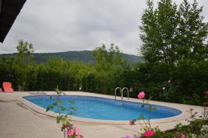 Bazén v ubytování Villa Özdilek nebo v jeho okolí